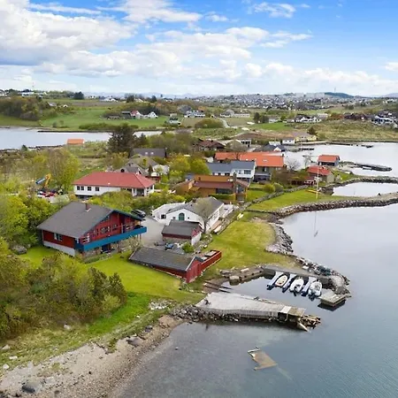 Villa Beautiful Seafront Home, 5 Min To Ons